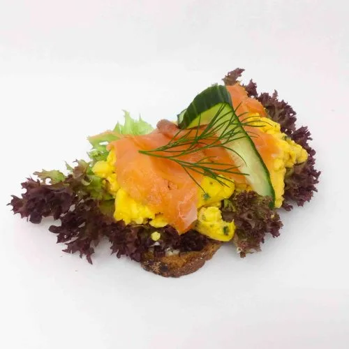 Smørbrød med laks og eggerøre