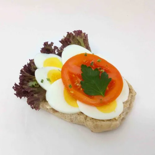 Rundstykke med egg og tomat