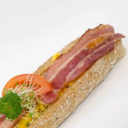 Baguette med eggerøre og bacon