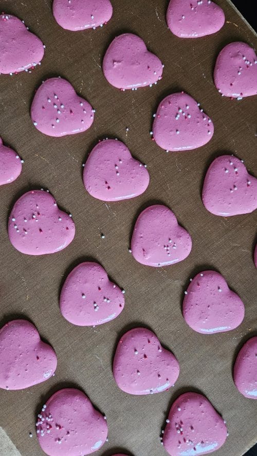 Hjertemakroner med bringebærsmak (Perfekt for Valentines + Morsdag)
