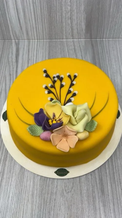 Påskepyntet marsipankake