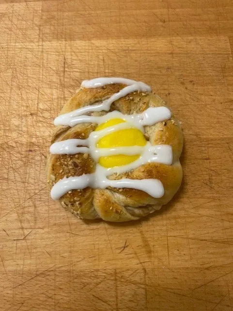 Kanelknute med vaniljekrem & mandler