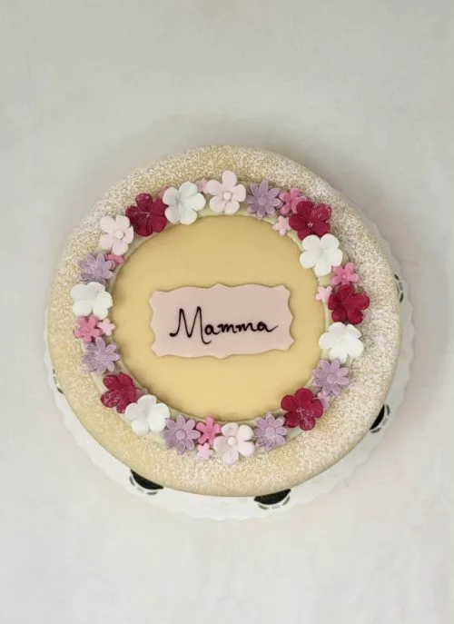 Marsipankake til morsdag m. Jordbær