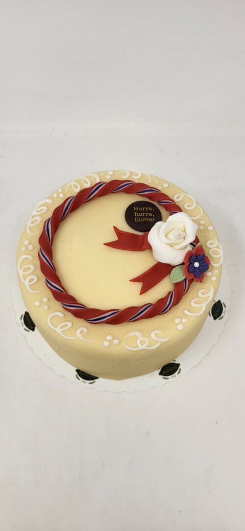 Maipyntet marsipankake